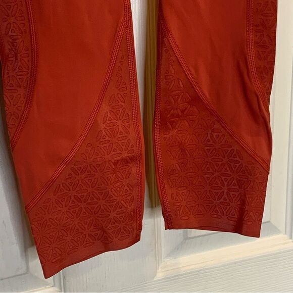 Lululemon Strength & Sweat Crop Size 2 - Picture 7 of 9